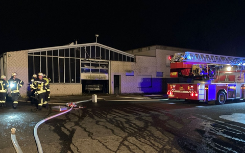 FFW Schwalmtal: Feuerwehr löscht Brand im ehemaligen Autohaus - Foto: presseportal.de
