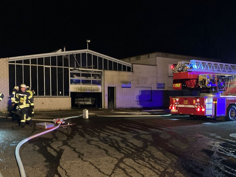 FFW Schwalmtal: Feuerwehr löscht Brand im ehemaligen Autohaus - Foto: presseportal.de