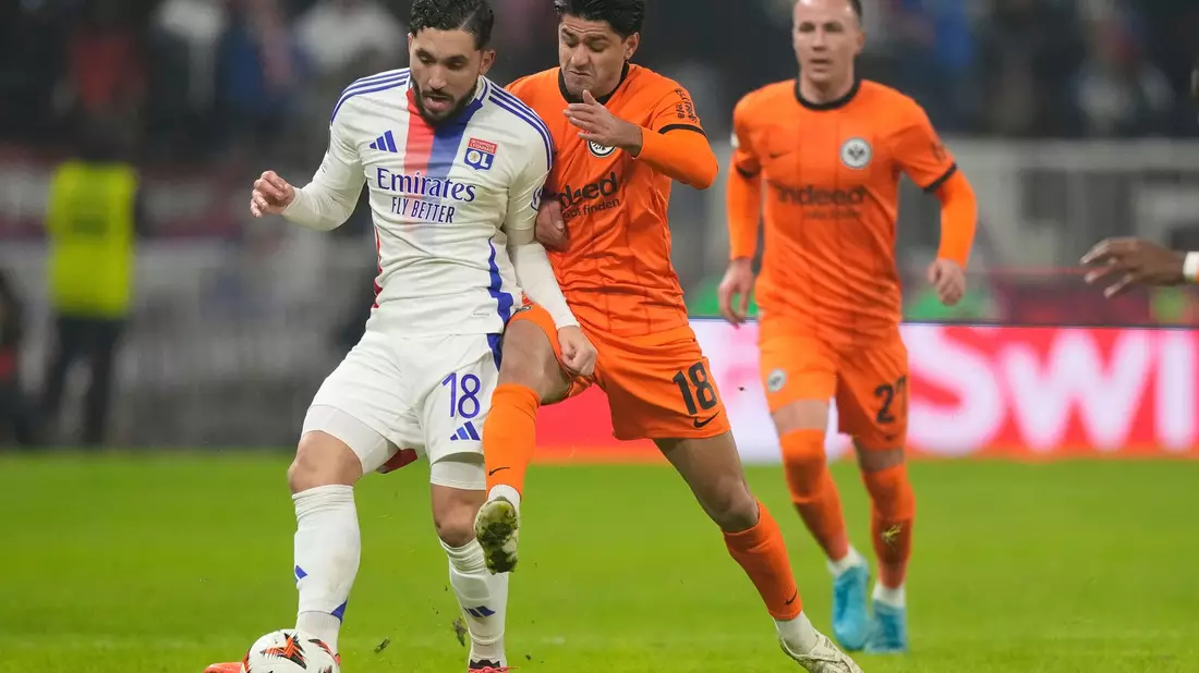 Eintracht Frankfurt um Mahmoud Dahoud (r) verlor verdient gegen Olympique Lyon. - Bild: Michel Euler/AP/dpa