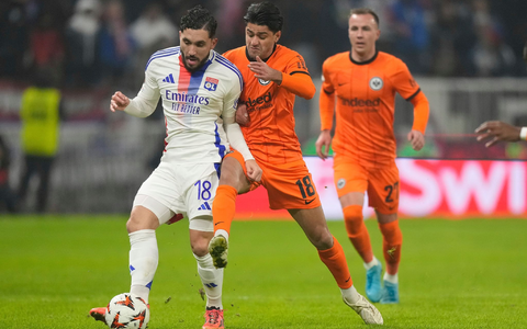Eintracht Frankfurt um Mahmoud Dahoud (r) verlor verdient gegen Olympique Lyon. - Foto: Michel Euler/AP/dpa Eintracht Frankfurt um Mahmoud Dahoud (r) verlor verdient gegen Olympique Lyon. - Foto: Michel Euler/AP/dpa