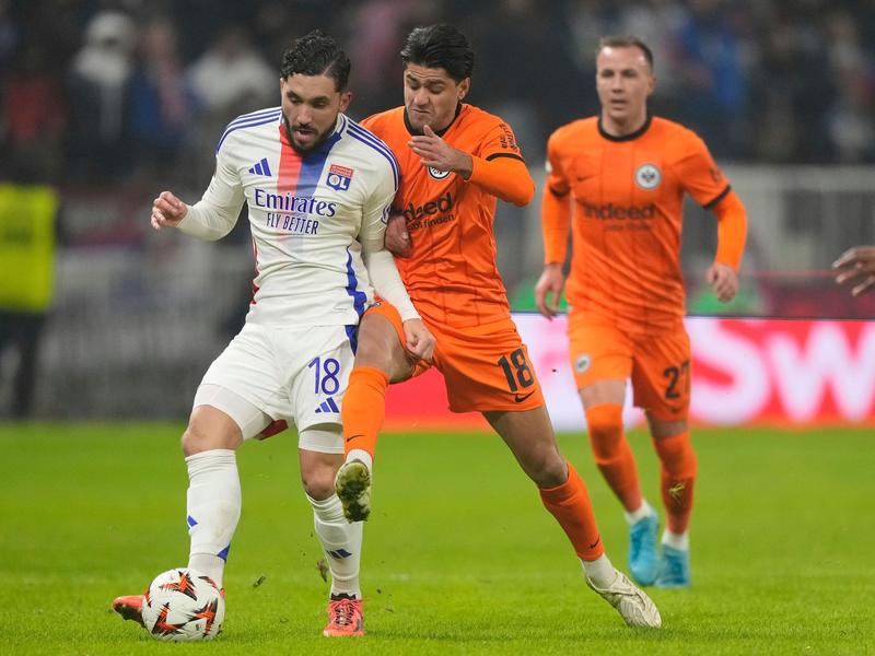 Eintracht Frankfurt um Mahmoud Dahoud (r) verlor verdient gegen Olympique Lyon. - Foto: Michel Euler/AP/dpa