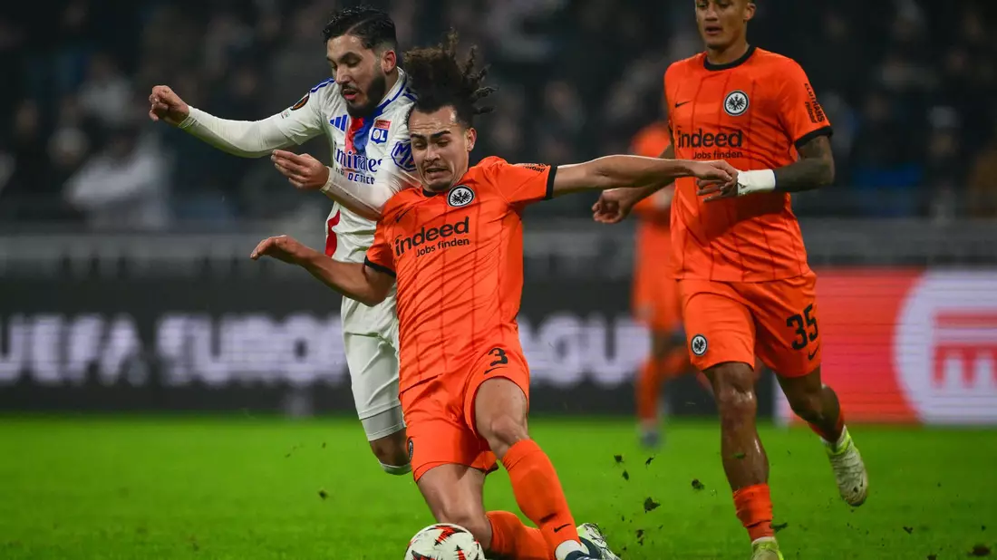 Frankfurts Arthur Theate (vorne) leitete mit seinem Ballverlust die 2:1-Führung für Lyon ein. - Bild: Olivier Chassignole/AFP/dpa