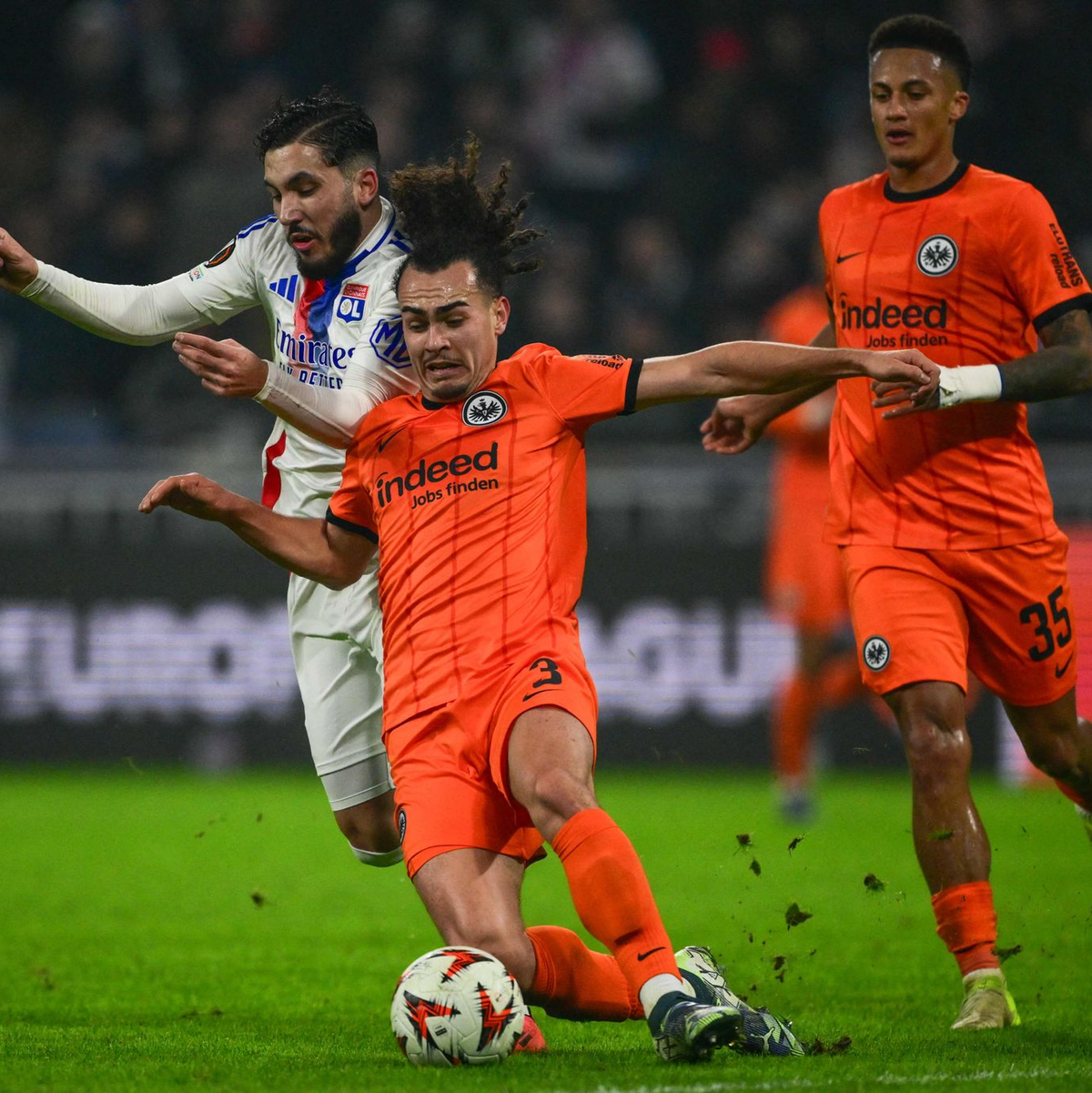 Frankfurts Arthur Theate (vorne) leitete mit seinem Ballverlust die 2:1-Führung für Lyon ein. - Foto: Olivier Chassignole/AFP/dpa
