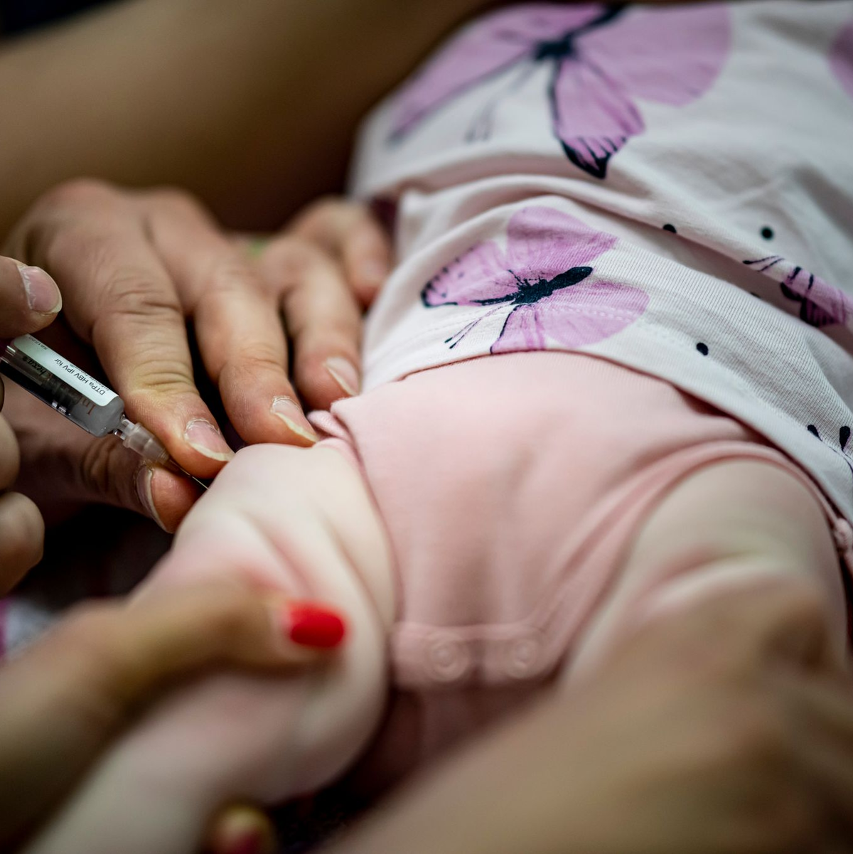 Zu den Standardimpfungen bei Säuglingen gehören unter anderem der Schutz vor Masern, Keuchhusten und Diphtherie (Symbolbild). - Foto: Fabian Sommer/dpa