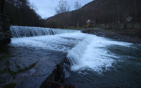 Zahlreiche Wehre in Deutschland regulieren Flüsse. (Archivbild) - Foto: Bodo Schackow/dpa