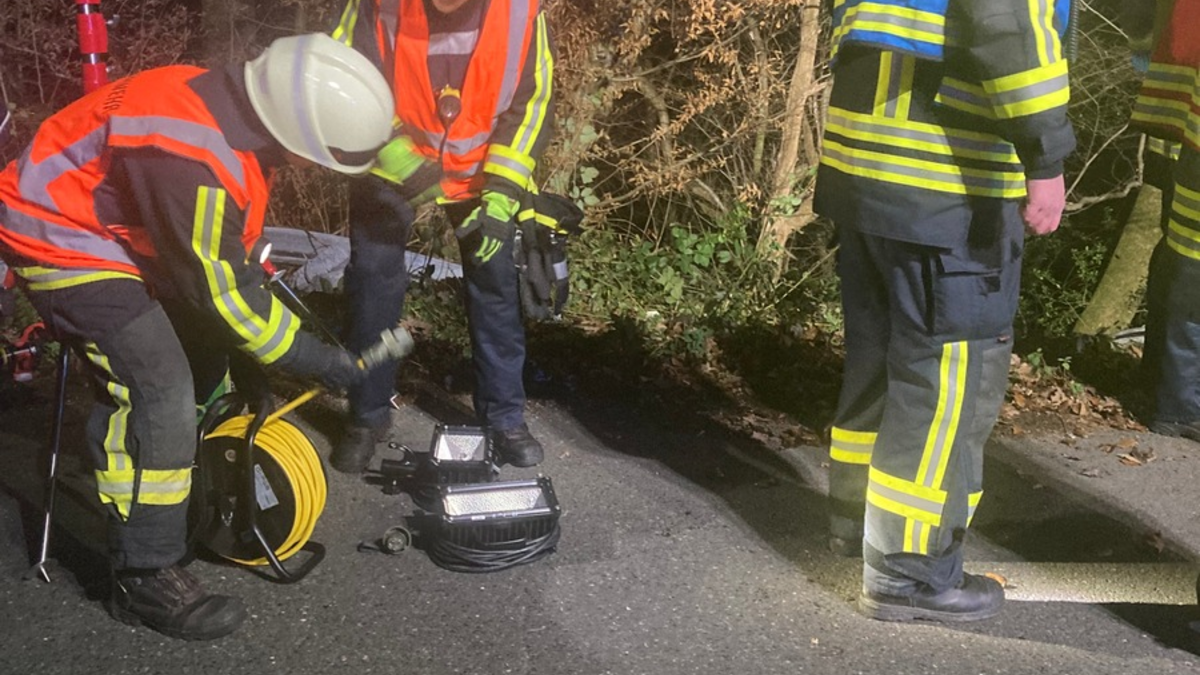 FW-EN: PKW kommt nach Verkehrsunfall in Hanglage zum Stehen - Foto: presseportal.de