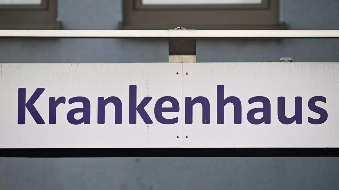Der Streik ist zunächst aufgeschoben. Wie es weitergeht, sollen nun die Ärztinnen und Ärzte in einer Urabstimmung entscheiden. (Archivbild) - Bild: Arne Dedert/dpa