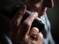 Beim sogenannten Enkeltrick rufen Betrüger meist ältere Menschen an und wollen sie mit einer perfiden Geschichte um ihr Erspartes bringen (Symbolbild). - Foto: Karl-Josef Hildenbrand/dpa