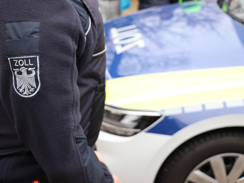 HZA-BI: Bundesweite Prüfung zur Bekämpfung der Clankriminalität/Bielefelder Zoll deckt illegale Beschäftigung auf - 50 Kilo unversteuerter Shisha-Tabak sichergestellt - Foto: presseportal.de