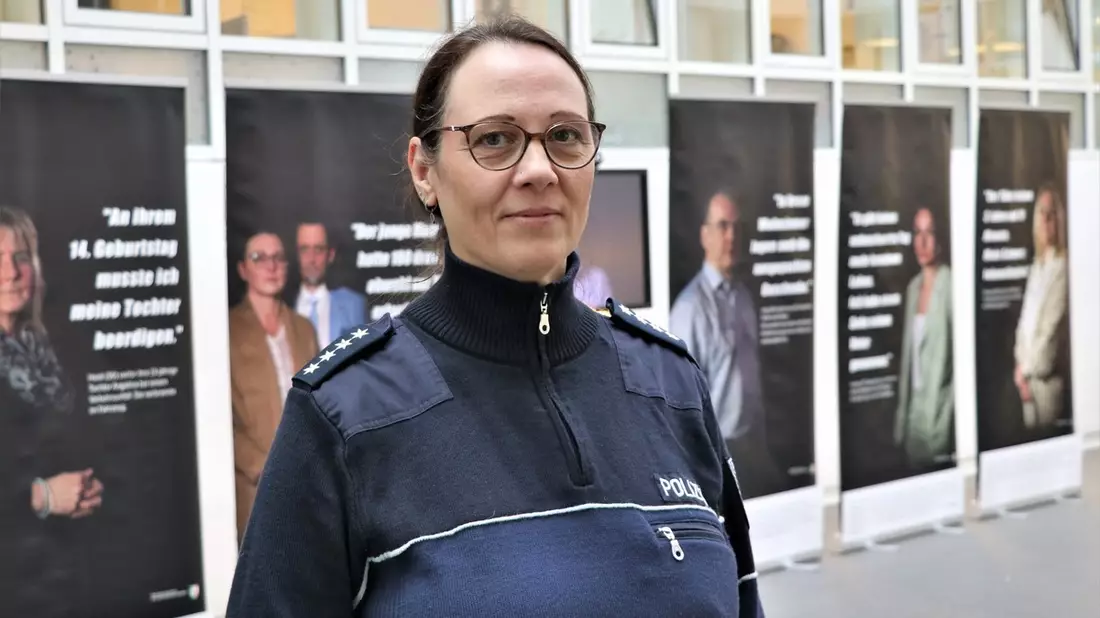 POL-NE: Ausstellung zur Sensibilisierung für Verkehrssicherheit im Lichthof im Kreishaus Neuss - Bild: presseportal.de