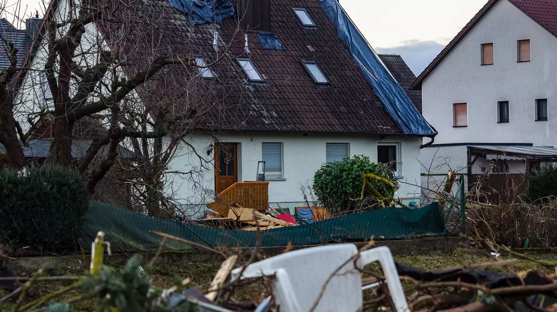 Die Nachfrage nach Versicherungsschutz ist hoch, unter anderem wegen der im langfristigen Trend steigenden Schäden durch Naturkatastrophen. (Symbolbild) - Bild: Nicolas Armer/dpa/dpa-tmn