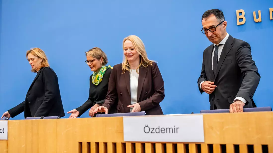 Bundesbildungsminister Özdemir und die Landesministerinnen Streichert-Clivot, Hubig und Prien verkünden die Einigung. - Bild: Michael Kappeler/dpa
