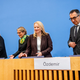 Bundesbildungsminister Özdemir und die Landesministerinnen Streichert-Clivot, Hubig und Prien verkünden die Einigung. - Foto: Michael Kappeler/dpa