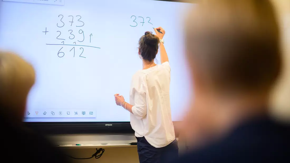 Digitale Tafeln gehören in vielen Schulen zum Alltag. (Archivbild) - Bild: Julian Stratenschulte/dpa