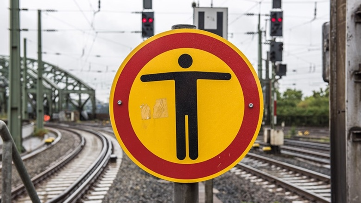 BPOL-HB: Gefährliche Aktion - Unbekannter setzt sich in Bremen auf Bahnschienen - Foto: presseportal.de