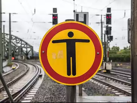 BPOL-HB: Gefährliche Aktion - Unbekannter setzt sich in Bremen auf Bahnschienen - Foto: presseportal.de