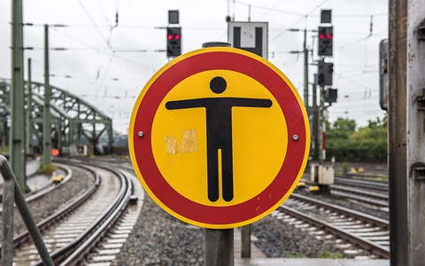 BPOL-HB: Gefährliche Aktion - Unbekannter setzt sich in Bremen auf Bahnschienen - Foto: presseportal.de