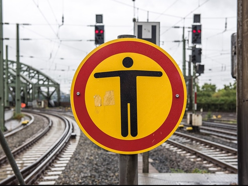 BPOL-HB: Gefährliche Aktion - Unbekannter setzt sich in Bremen auf Bahnschienen - Foto: presseportal.de