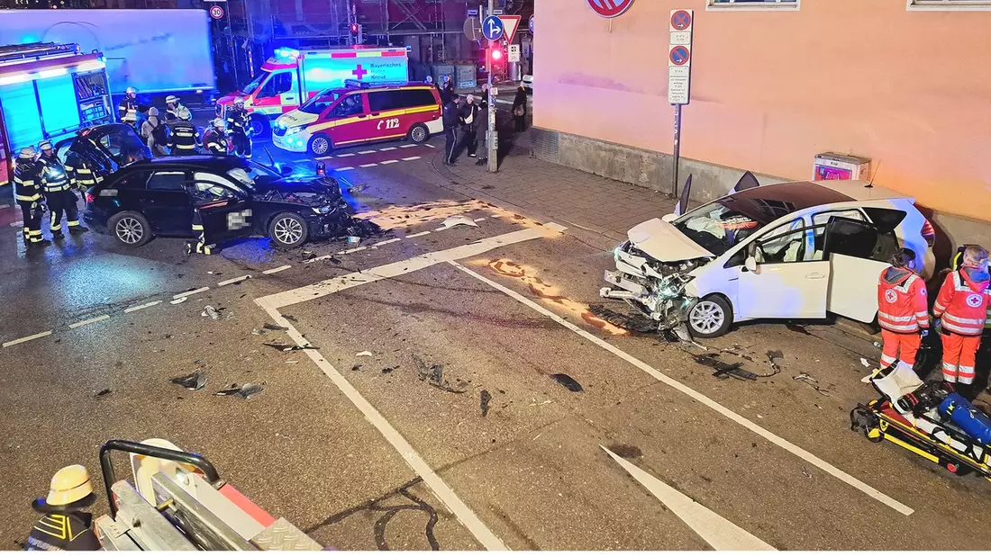 FW-M: Drei Verletzte bei nächtlichem Verkehrsunfall (Giesing) - Bild: presseportal.de