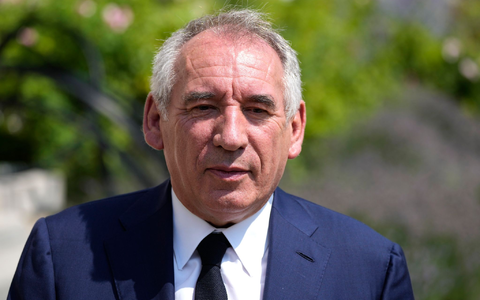 Francois Bayrou, Vorsitzender der französischen Mitte-Rechts-Partei «MoDem» und BĂŒrgermeister von Pau, soll neuer Premier werden. (Archiv) - Foto: Francois Mori/AP/dpa Francois Bayrou, Vorsitzender der französischen Mitte-Rechts-Partei «MoDem» und BĂŒrgermeister von Pau, soll neuer Premier werden. (Archiv) - Foto: Francois Mori/AP/dpa