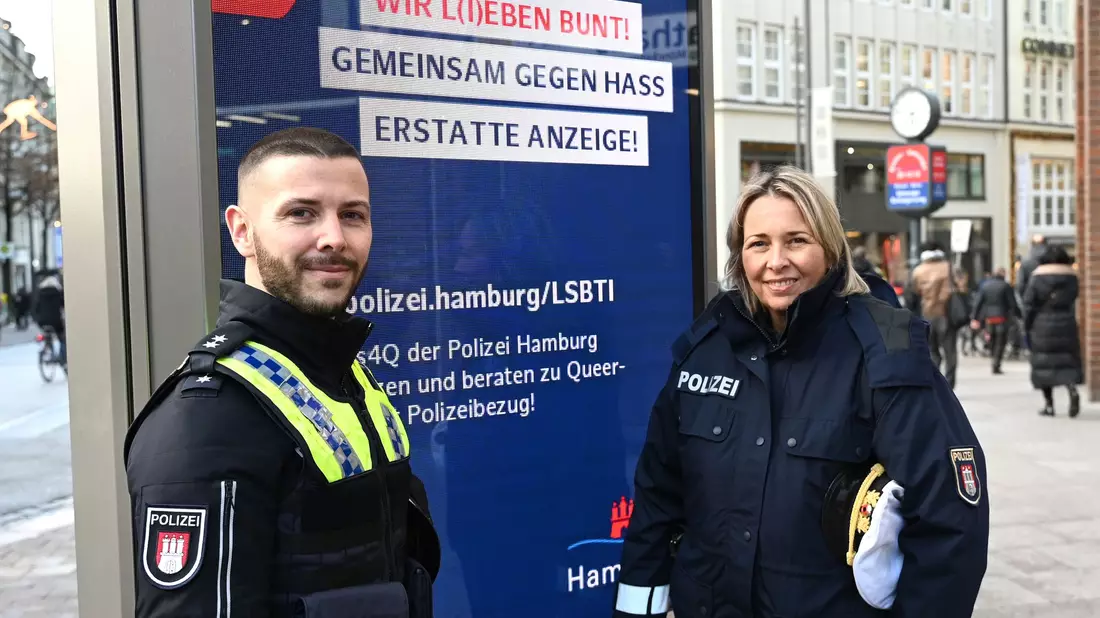 In Hamburg startete die Polizei eine Kampagne gegen queerfeindliche Hasskriminalität. - Bild: Niklas Graeber/dpa