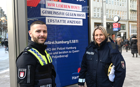 In Hamburg startete die Polizei eine Kampagne gegen queerfeindliche Hasskriminalität. - Foto: Niklas Graeber/dpa