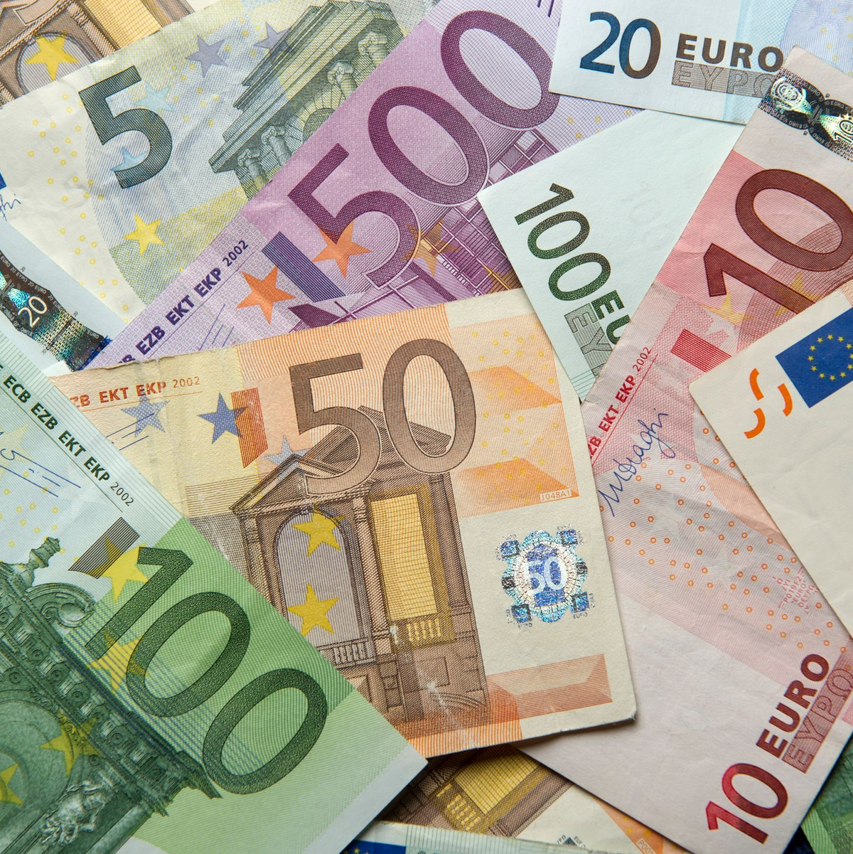Die Geldscheine im Euroraum sollen ein neues Design bekommen (Archivbild) - Foto: Daniel Reinhardt/dpa