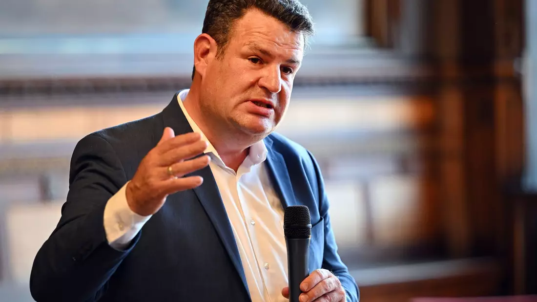 Hubertus Heil will Beschäftigung sichern. - Bild: Martin Schutt/dpa
