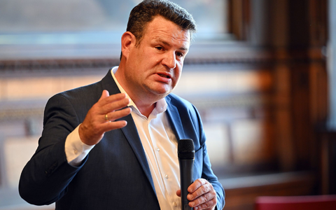 Ohne die Verlängerung der Bezugsdauer fürchtet das Arbeitsministerium einen «erheblichen Personalabbau bei den von Kurzarbeit betroffenen Betrieben». (Archivbild) - Foto: Martin Schutt/dpa