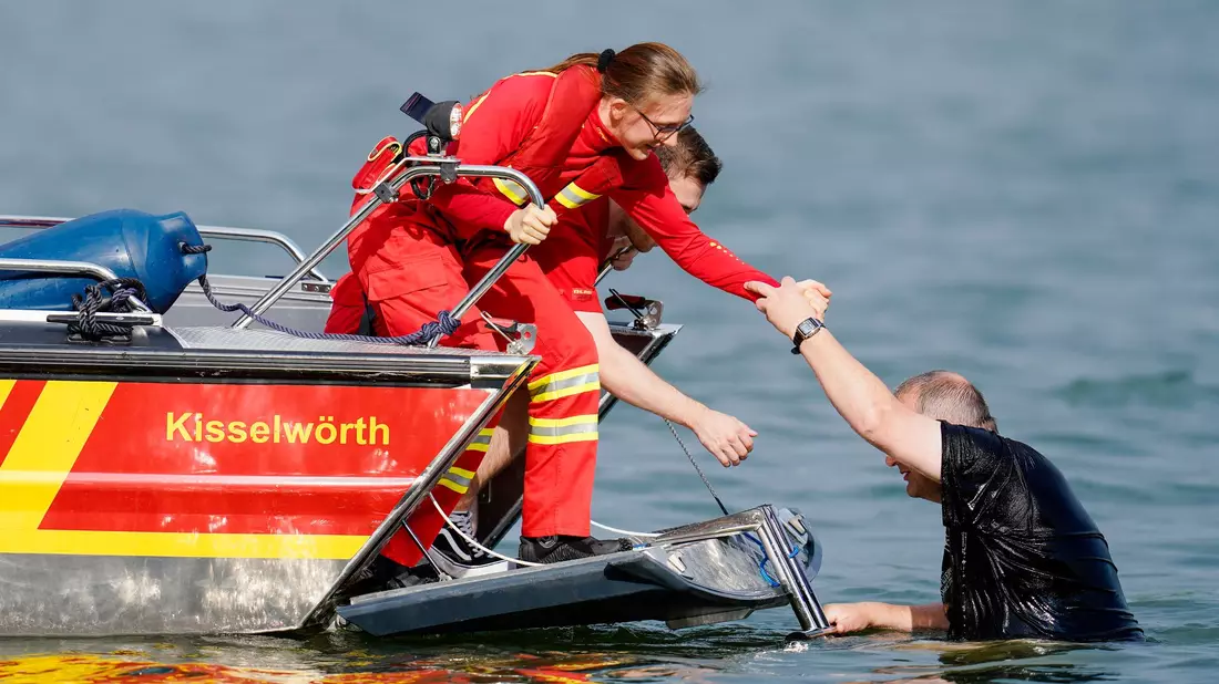 Manche Menschen können aus dem Wasser gerettet werden, wie hier in einer Übung. (Archivbild) - Bild: Uwe Anspach/dpa