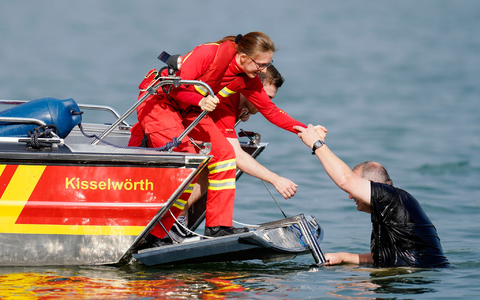 Manche Menschen können aus dem Wasser gerettet werden, wie hier in einer Übung. (Archivbild) - Foto: Uwe Anspach/dpa