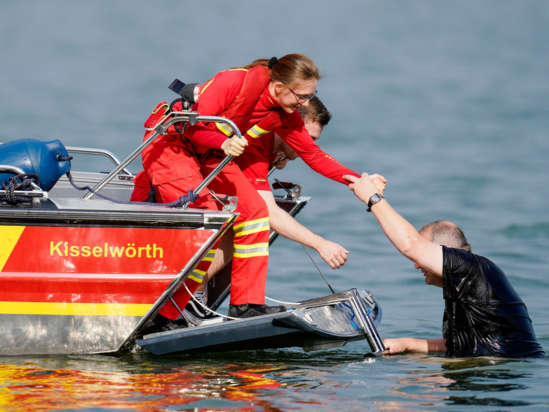 Manche Menschen können aus dem Wasser gerettet werden, wie hier in einer Übung. (Archivbild) - Foto: Uwe Anspach/dpa