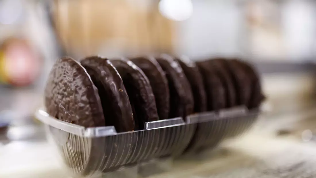 Lebkuchen - in Deutschland werden sie vor allem in Bayern hergestellt. (Archivbild) - Bild: Daniel Karmann/dpa/dpa-tmn