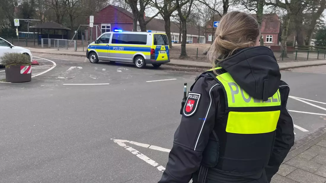 POL-CUX: Nach Hinweisen aus der Bevölkerung - Umfangreiche Verkehrskontrollen an den Grundschulen in Loxstedt, Schiffdorf, Hagen und Beverstedt (Foto im Anhang) - Bild: presseportal.de