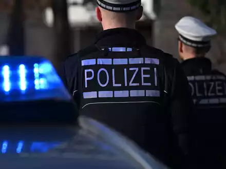 Der 13-Jährige war dem Sprecher zufolge mit seinen Erziehungsberechtigten in einer Reisegruppe unterwegs. (Symbolbild) - Foto: Bernd Weißbrod/dpa