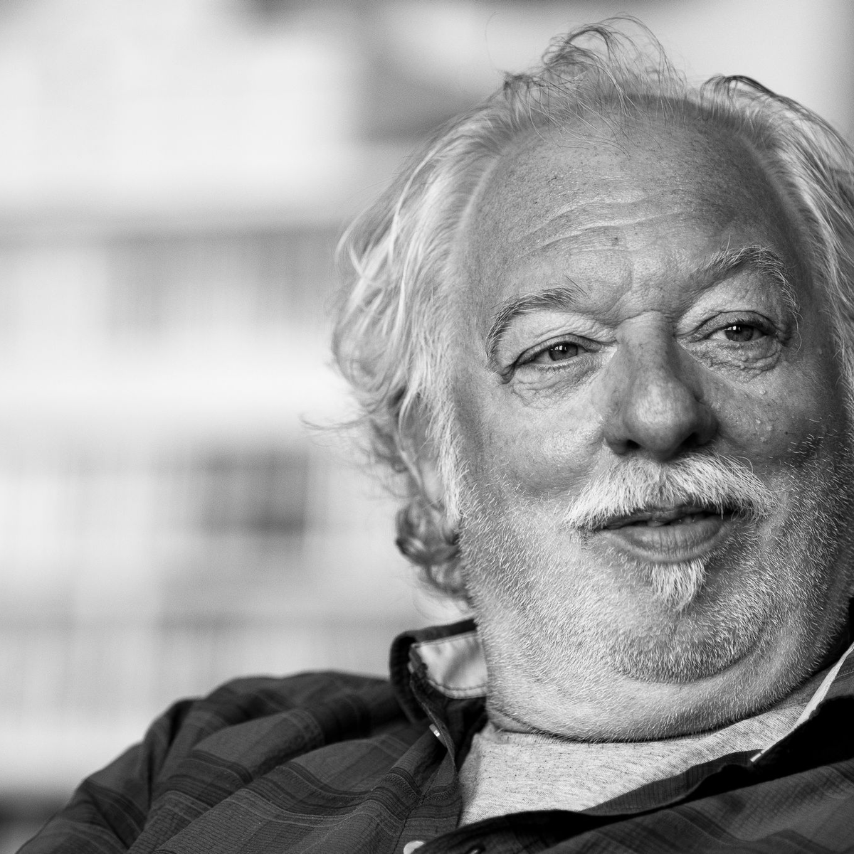 Wegen der Mauerfallkomödie «Good Bye, Lenin!» wurde ihm in Interviews oft die Frage gestellt, ob er nun aus dem Osten oder Westen komme. - Foto: Carsten Koall/dpa