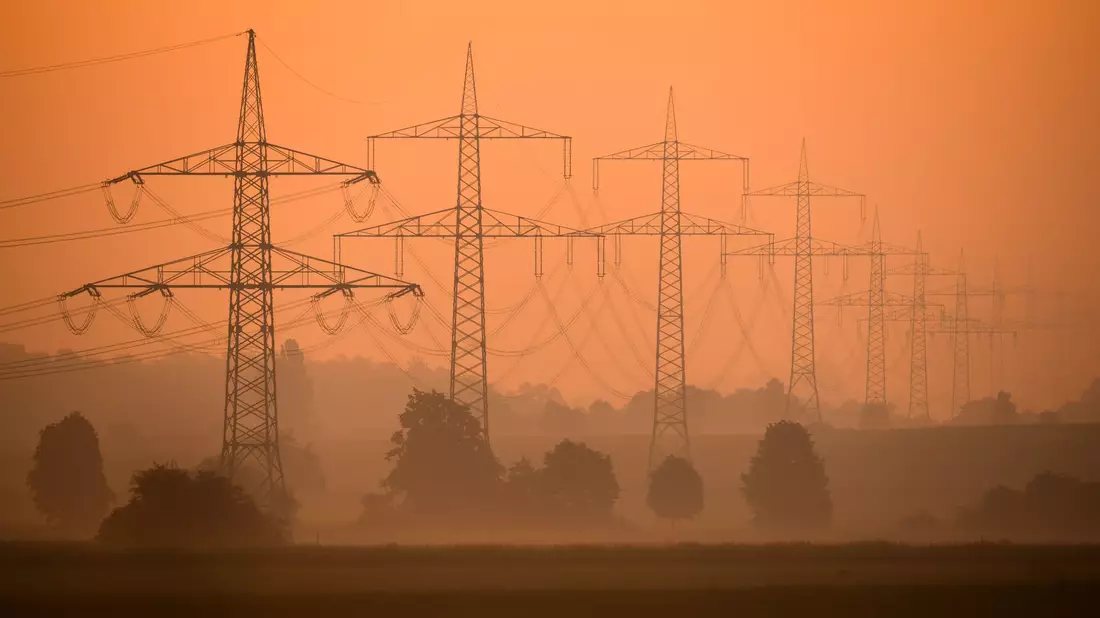 Am späten Donnerstagnachmittag zwischen 17 und 18 Uhr hatte eine Megawattstunde Strom im deutschen Stromgroßhandel 936 Euro gekostet, das sind fast 94 Cent je Kilowattstunde. (Symbolbild) - Bild: Julian Stratenschulte/dpa