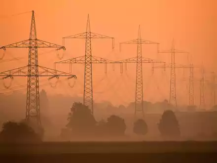 Am späten Donnerstagnachmittag zwischen 17 und 18 Uhr hatte eine Megawattstunde Strom im deutschen Stromgroßhandel 936 Euro gekostet, das sind fast 94 Cent je Kilowattstunde. (Symbolbild) - Foto: Julian Stratenschulte/dpa