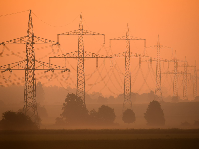 Ein Überangebot auf dem deutschen Strommarkt hat an der Börse 2024 häufiger zu negativen Strompreisen geführt (Archivbild) - Foto: Julian Stratenschulte/dpa