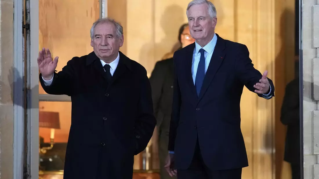 Innerhalb eines Jahres hat Frankreich nun mit Bayrou (links) seinen vierten Premier. - Bild: Christophe Ena/AP/dpa