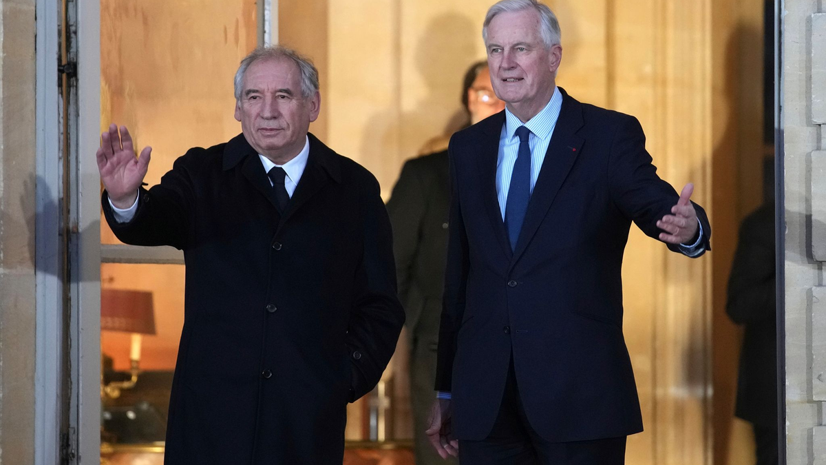 Innerhalb eines Jahres hat Frankreich nun mit Bayrou (links) seinen vierten Premier. - Foto: Christophe Ena/AP/dpa