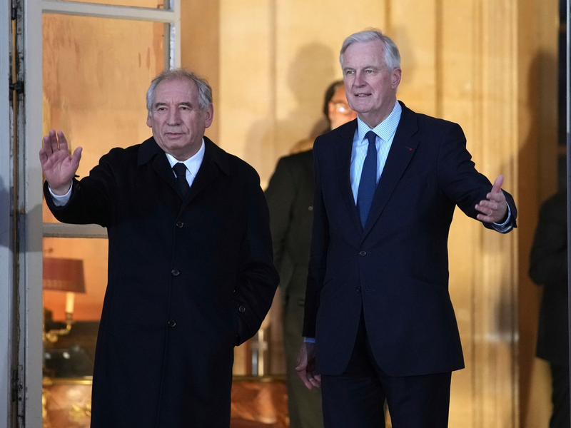 Innerhalb eines Jahres hat Frankreich nun mit Bayrou (links) seinen vierten Premier. - Foto: Christophe Ena/AP/dpa