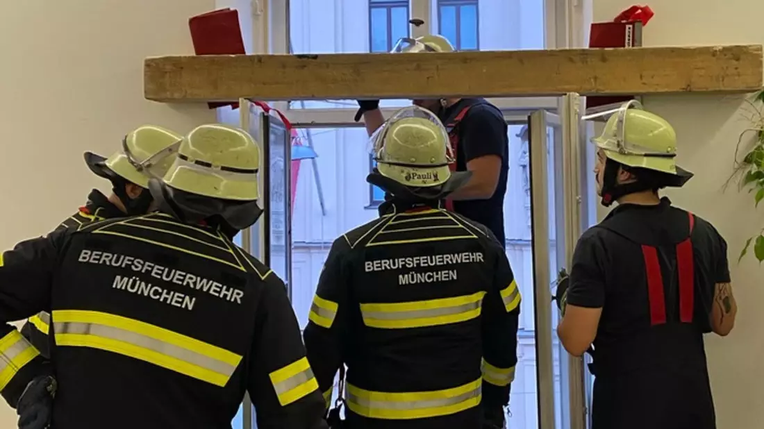 FW-M: Lkw fährt in Gerüst - Einsturzgefahr (Lehel) - Bild: presseportal.de