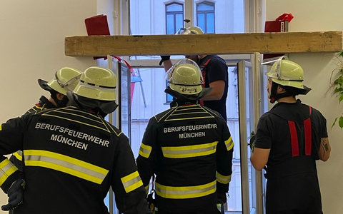 FW-M: Lkw fährt in Gerüst - Einsturzgefahr (Lehel) - Foto: presseportal.de