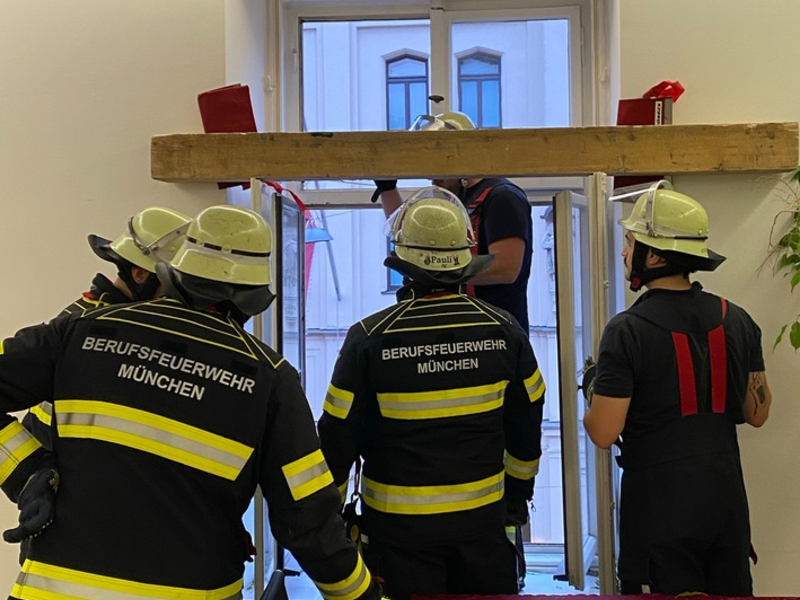 FW-M: Lkw fährt in Gerüst - Einsturzgefahr (Lehel) - Foto: presseportal.de