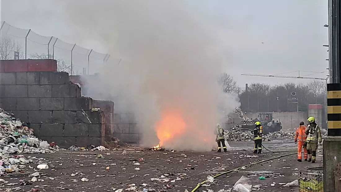 FW-OB: Brand in einem Müllentsorgungsbetrieb - Bild: presseportal.de
