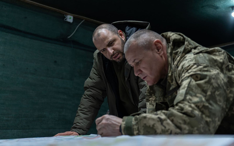 Olexander Tarnawskyj (r) soll Medienberichten zufolge die Verteidigung im Gebiet Donezk übernehmen. (Archivbild) - Foto: -/Ukrainisches Verteidigungsministerium/dpa