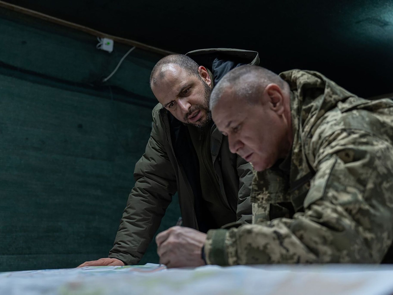 Olexander Tarnawskyj (r) soll Medienberichten zufolge die Verteidigung im Gebiet Donezk übernehmen. (Archivbild) - Foto: -/Ukrainisches Verteidigungsministerium/dpa