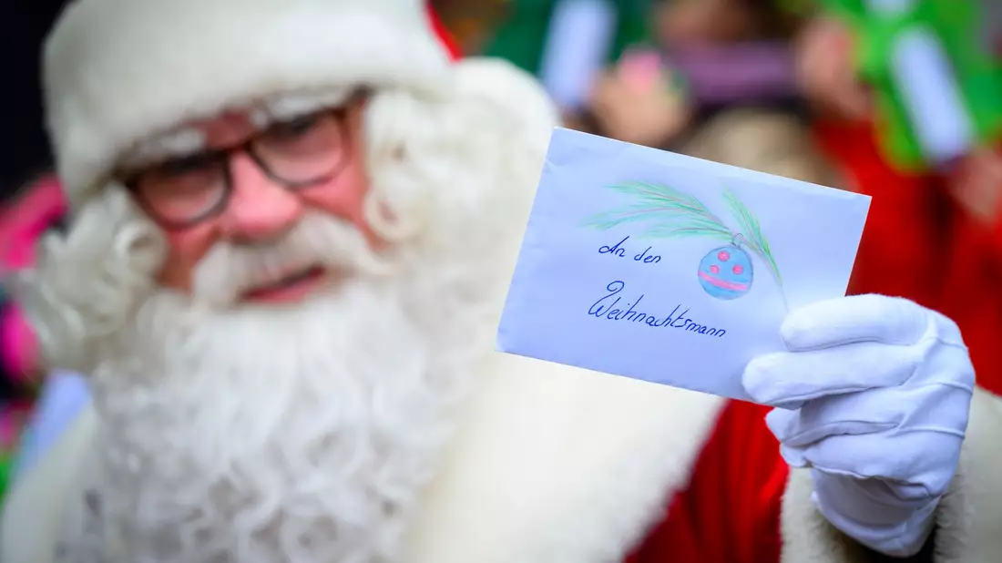 Der Weihnachtsmann im brandenburgischen Himmelpfort muss in diesem Jahr wieder tausende Wunschzettel beantworten. (Archivbild) - Bild: Patrick Pleul/dpa