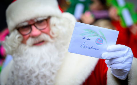 Der Weihnachtsmann im brandenburgischen Himmelpfort muss in diesem Jahr wieder tausende Wunschzettel beantworten. (Archivbild) - Foto: Patrick Pleul/dpa